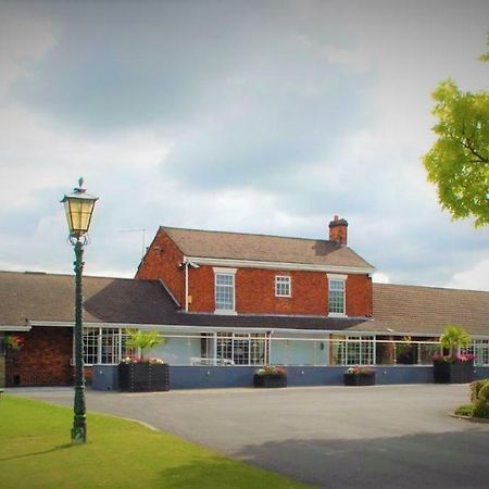 Hunters Lodge Hotel Крю Екстериор снимка