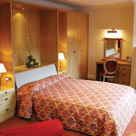 Hunters Lodge Hotel Крю Екстериор снимка