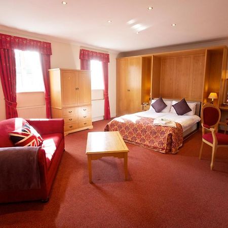 Hunters Lodge Hotel Крю Екстериор снимка