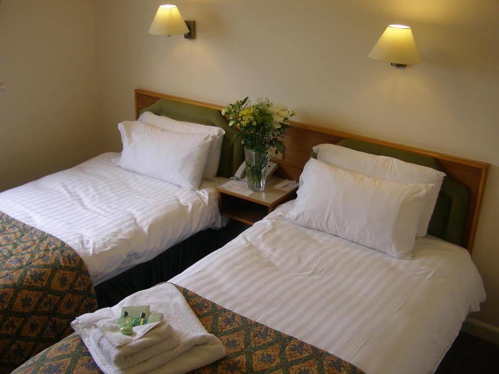 Hunters Lodge Hotel Крю Екстериор снимка