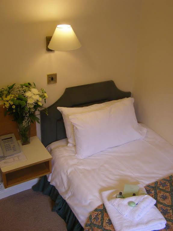 Hunters Lodge Hotel Крю Екстериор снимка
