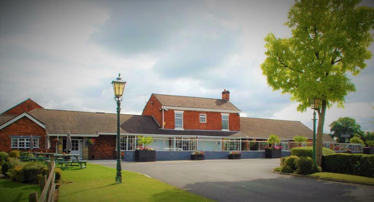 Hunters Lodge Hotel Крю Екстериор снимка