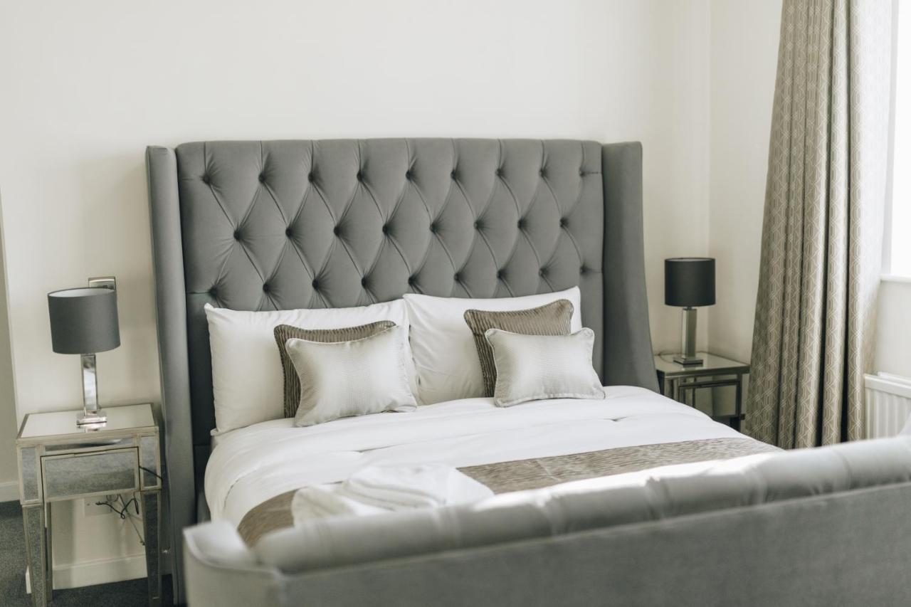 Hunters Lodge Hotel Крю Екстериор снимка