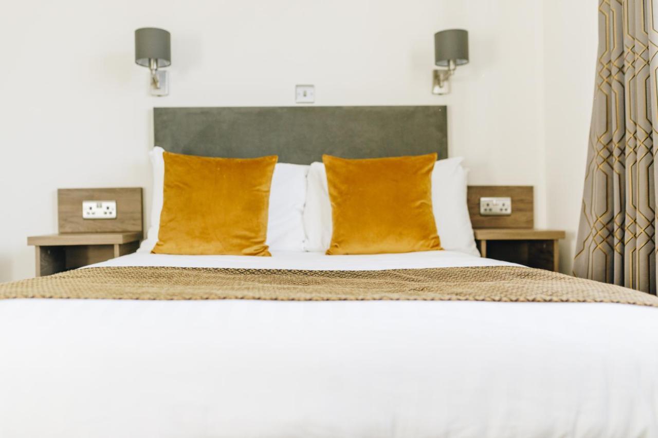 Hunters Lodge Hotel Крю Екстериор снимка