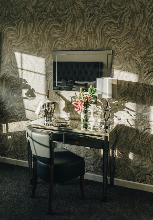 Hunters Lodge Hotel Крю Екстериор снимка