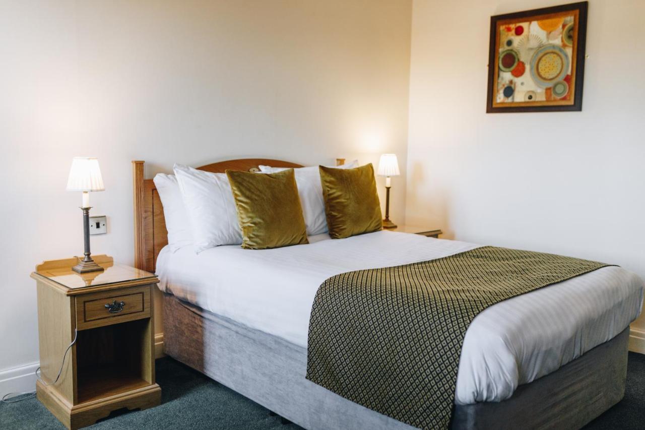 Hunters Lodge Hotel Крю Екстериор снимка