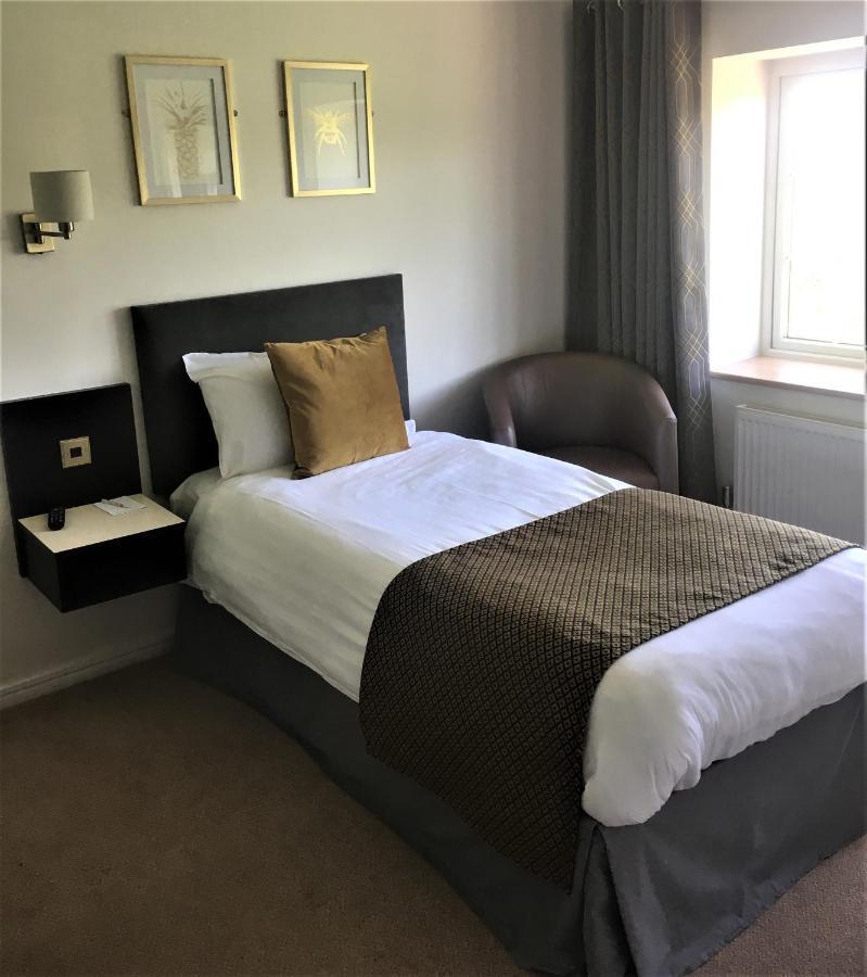 Hunters Lodge Hotel Крю Екстериор снимка