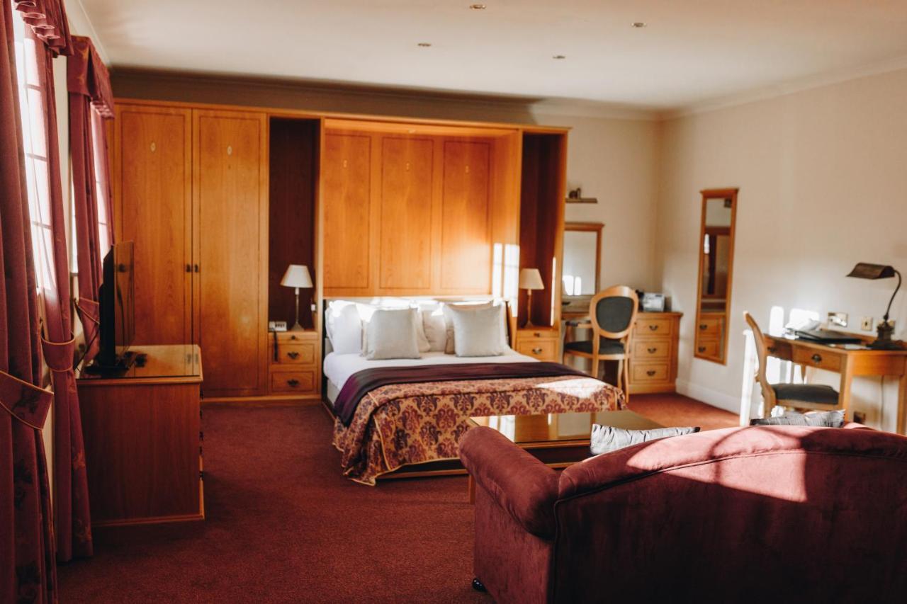 Hunters Lodge Hotel Крю Екстериор снимка