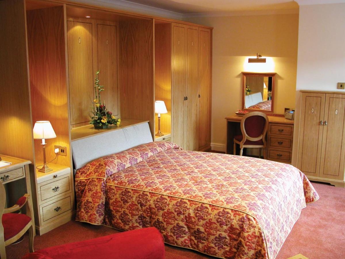Hunters Lodge Hotel Крю Екстериор снимка