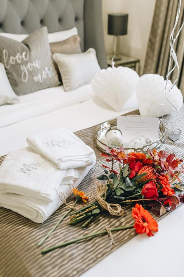 Hunters Lodge Hotel Крю Екстериор снимка