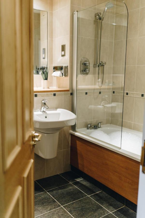 Hunters Lodge Hotel Крю Екстериор снимка