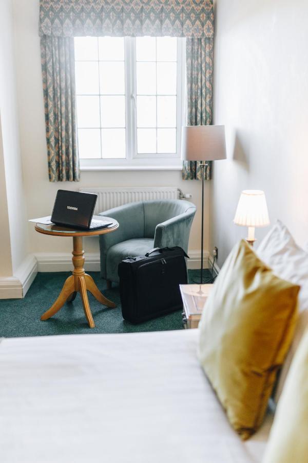 Hunters Lodge Hotel Крю Екстериор снимка
