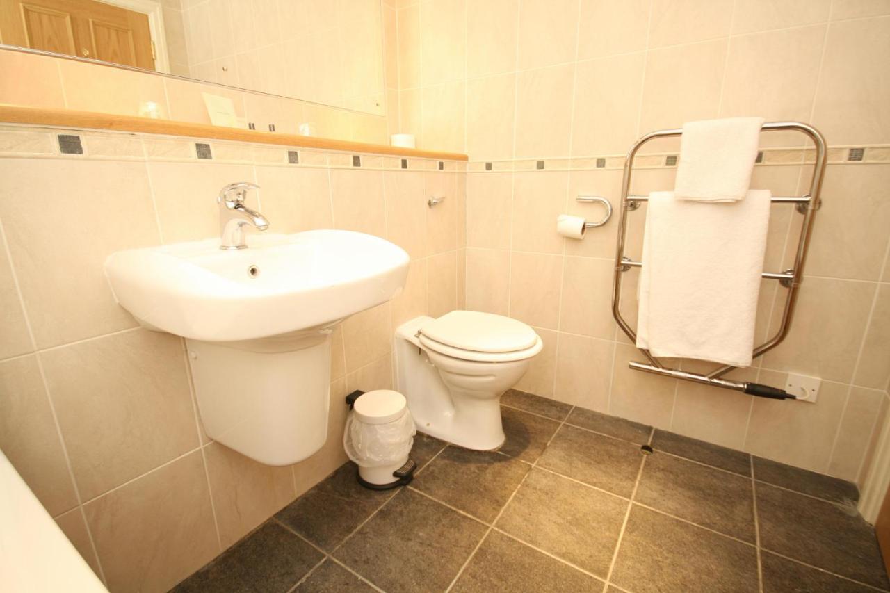 Hunters Lodge Hotel Крю Екстериор снимка