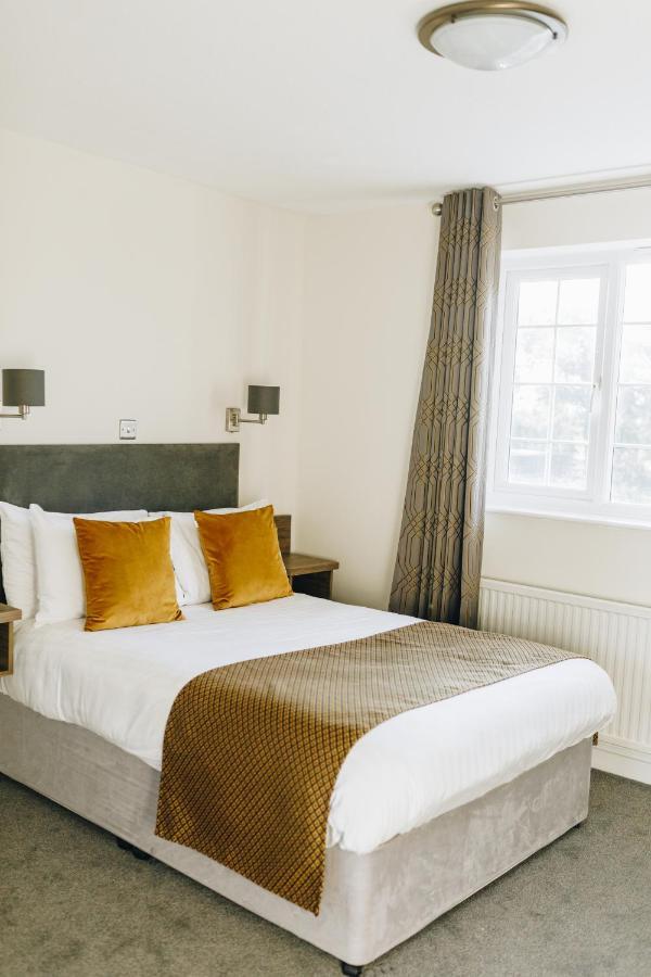Hunters Lodge Hotel Крю Екстериор снимка